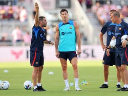 Barcelona, di tengah jeratan masalah keuangan, masih berani menyepakati transfer Lewandowski sebesar 45 juta euro. Foto: Getty Images/Michael Reaves