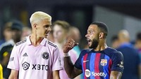 Romeo Beckham cuma main 4 menit saja ketika Inter Miami kena bantai 0-6 oleh Barcelona. Foto: AP/Wilfredo Lee