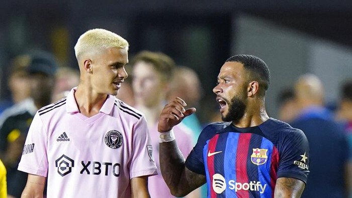 Romeo Beckham Inter Miami forward Romeo Beckham, left, son of David Beckham, chats with FC Barcelona forward Memphis Depay, Tuesday, July 19, 2022, after a friendly soccer match in Fort Lauderdale, Fla. (AP Photo/Wilfredo Lee)
