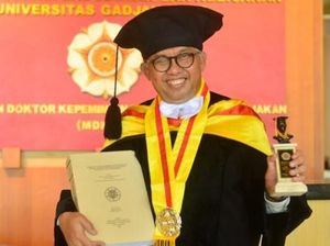 Wisudawan Tertua UGM Lulus di Usia 62 Tahun, Ini Sosok Salman Al Farisi