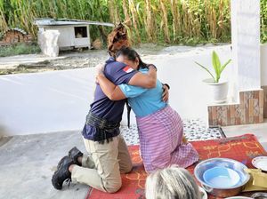 Terharu Diberi Hadiah Alat Tumbuk, Inang-inang di Sumut Peluk Sandiaga