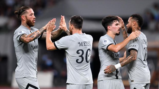 TOKYO, JAPAN - JULY 20: Lionel Messi (2nd L) of Paris Sait-Germain celebrates scoring his side's first goal with his teammates during the preseason friendly match between Paris Saint-Germain and Kawasaki Frontale at National Stadium on July 20, 2022 in Tokyo, Japan. (Photo by Masashi Hara/Getty Images)