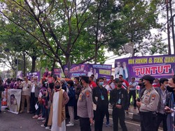 Unjuk Rasa Warnai Sidang Tuntutan Julianto Eka Putra di PN Malang