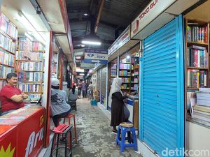 Berkah Tahun Ajaran Baru di Pasar Buku Palasari Bandung Berkah Tahun Ajaran Baru di Pasar Buku Palasari Bandung
