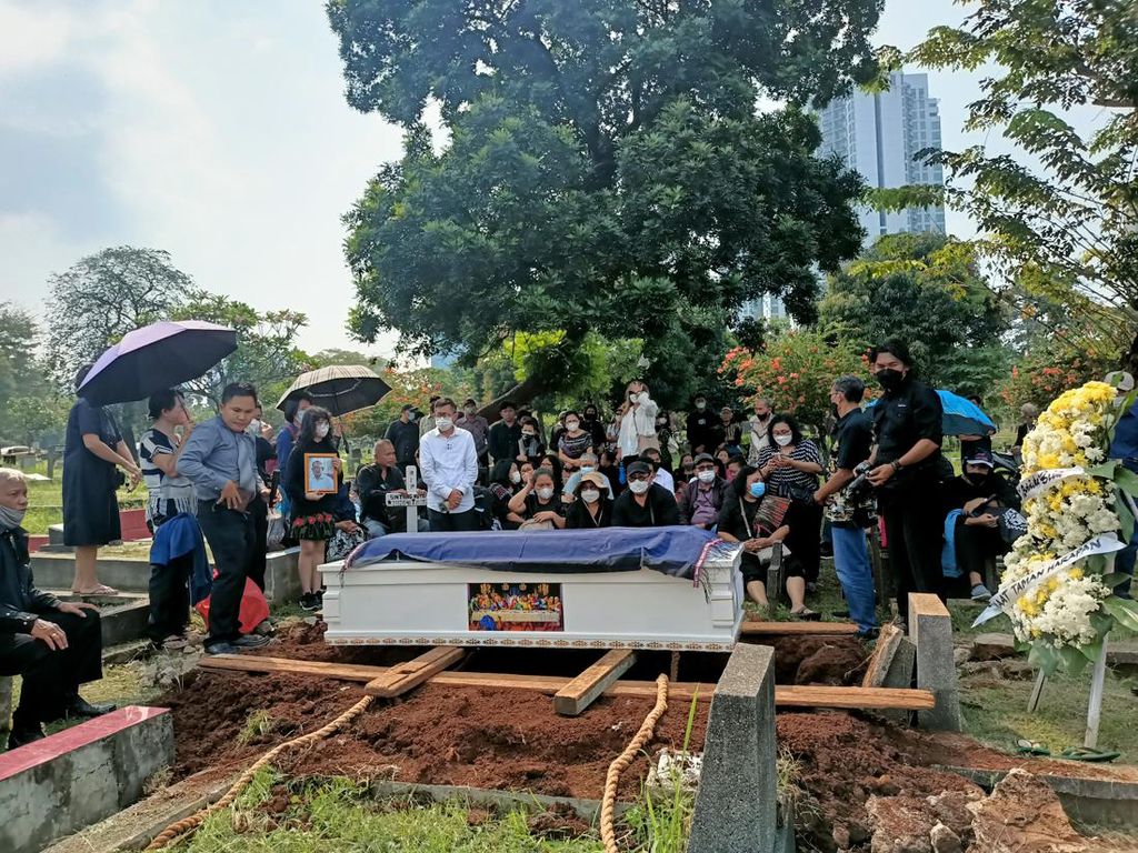Suasana Haru Selimuti Pemakaman Korban Kecelakaan Maut di Cibubur