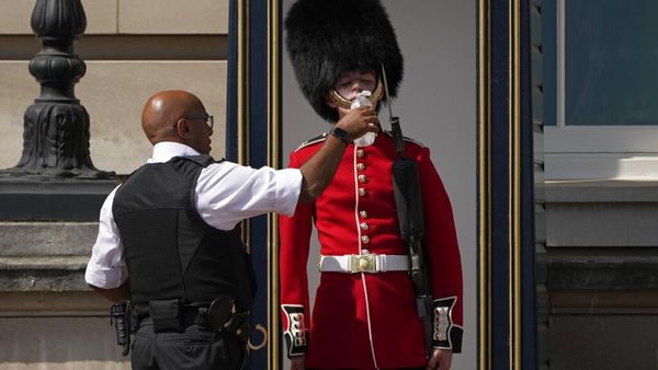 Potret Warga Inggris Tersiksa Suhu Ekstrem 40 Derajat Celcius