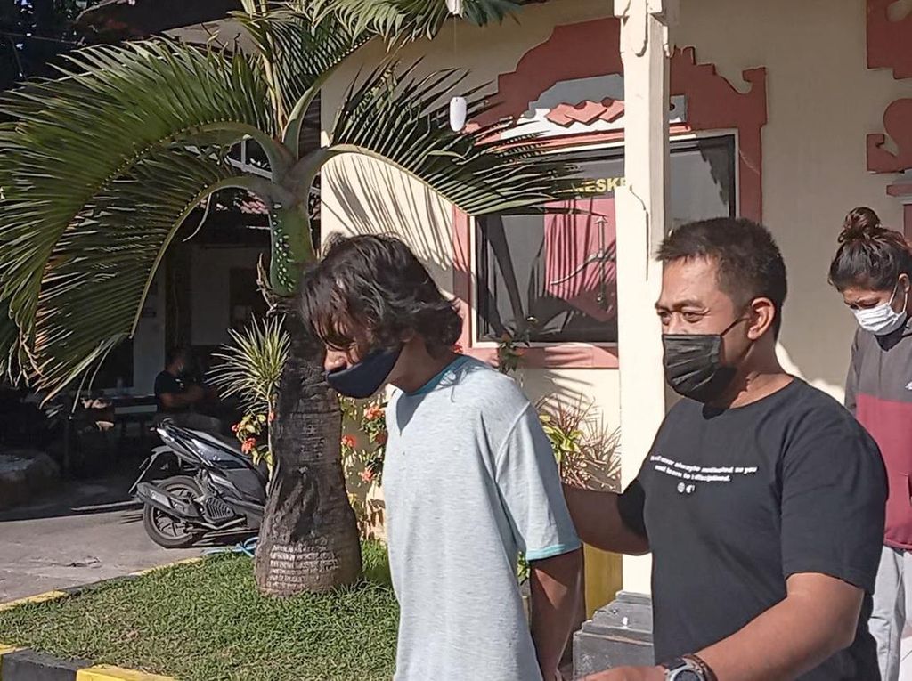 Tampang 2 Pelaku Penelantar Bocah di Sidakarya Saat Digiring Polisi