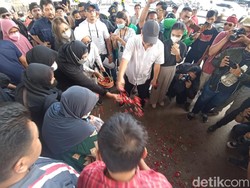 Pecah Tangis Anak Korban Saat Tabur Bunga di TKP Kecelakaan Maut Cibubur