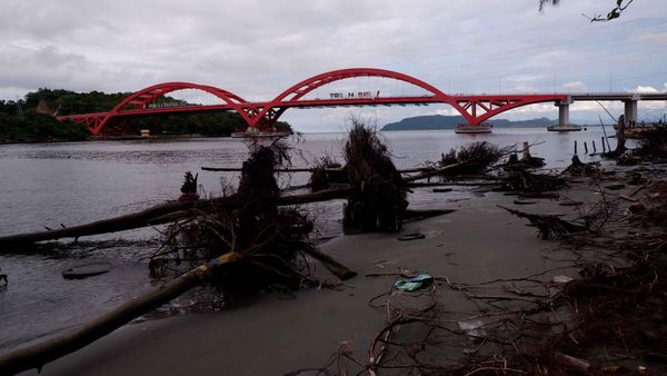 Abrasi Landa Teluk Youtefa, Kawasan dengan Jembatan Kebanggaan Jokowi