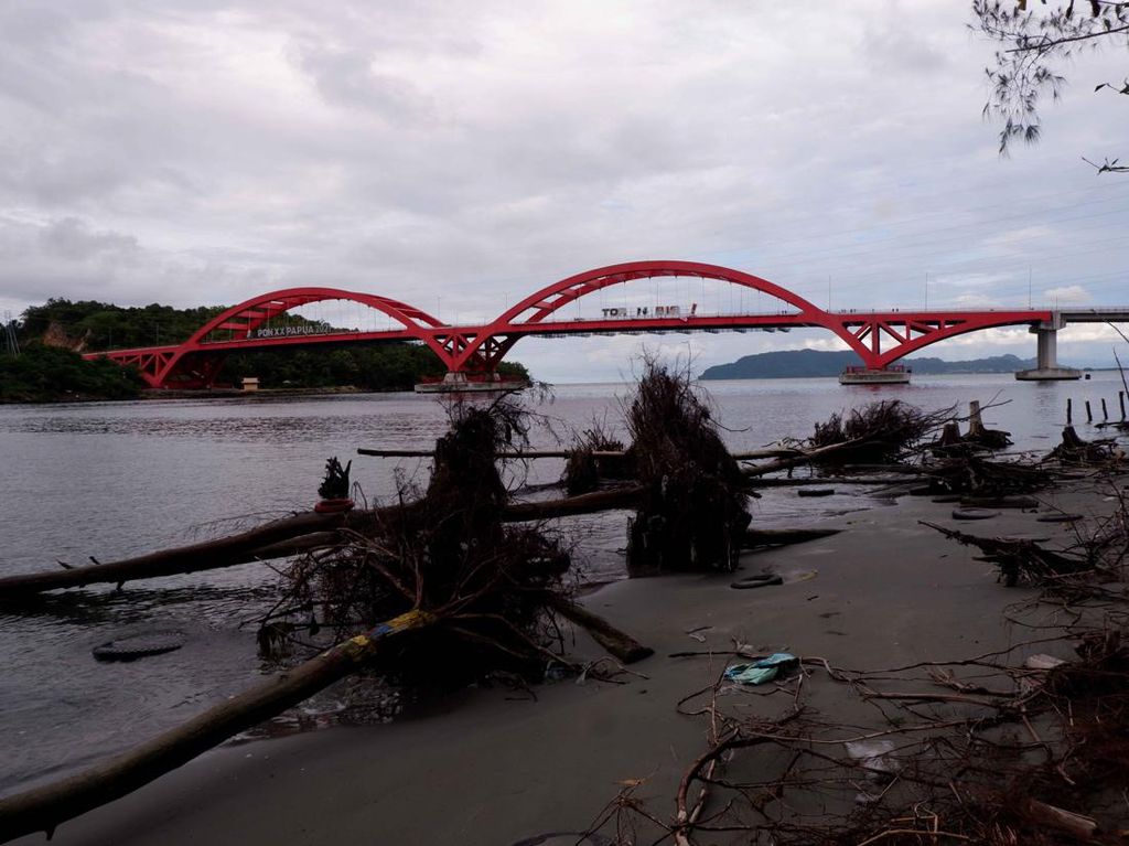 Abrasi Landa Teluk Youtefa, Kawasan dengan Jembatan Kebanggaan Jokowi