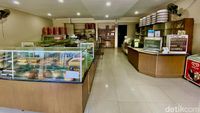 Nostalgia Makan Roti Isi Cokelat dan Daging di Bakery Klasik Ini