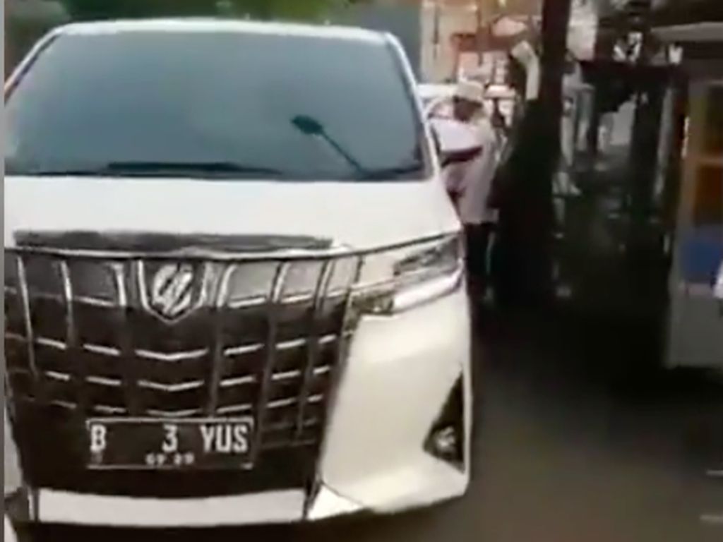 Toyota Alphard Putih Jemput Habib Rizieq saat Keluar dari Penjara