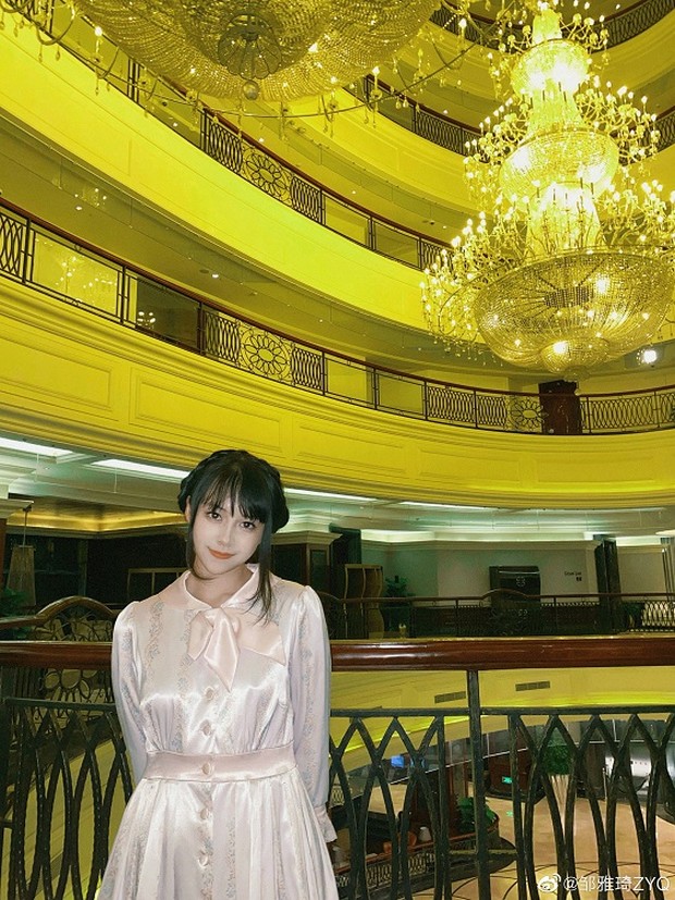 Zou Yaqi, perempuan Tiongkok yang lakukan eksperimen menjadi sosialita palsu/ Foto: weibo.com/邹雅琦ZYQ Zou Yaqi, perempuan Tiongkok yang lakukan eksperimen menjadi sosialita palsu/ Foto: weibo.com/邹雅琦ZYQ