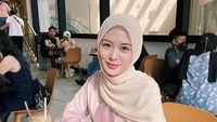 10 Pose Ngopi Cantik ala Ayana Moon, Selebgram Hijab asal Korea