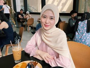 10 Pose Ngopi Cantik ala Ayana Moon, Selebgram Hijab asal Korea 10 Pose Ngopi Cantik ala Ayana Moon, Selebgram Hijab asal Korea