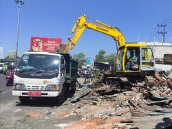 Puluhan Bangunan di Bundaran Aloha Dibongkar Dampak Proyek Pelebaran Jalan