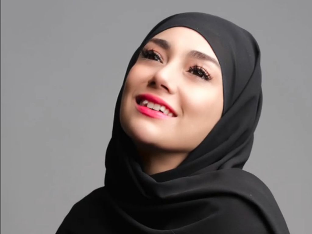 10 Foto Celine Evangelista Kembali Pakai Hijab, Cantiknya Bikin Adem