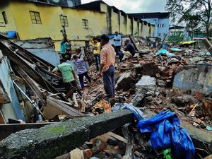 Tembok Ambruk Akibat Hujan Lebat di India, 9 Orang Tewas Tembok Ambruk Akibat Hujan Lebat di India, 9 Orang Tewas