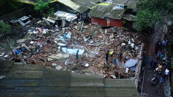 Brukkk... Gedung di India Ambruk, Nyaris Rata dengan Tanah