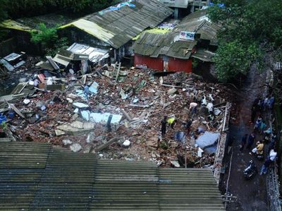 Brukkk... Gedung di India Ambruk, Nyaris Rata dengan Tanah