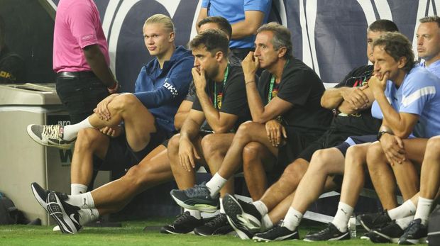 HOUSTON, TX - JULY 20: Erling Haaland of Manchester City watches on during the pre season friendly between Manchester City and Club America at NRG Stadium on July 20, 2022 in Houston, Texas. (Photo by James Williamson - AMA/Getty Images)