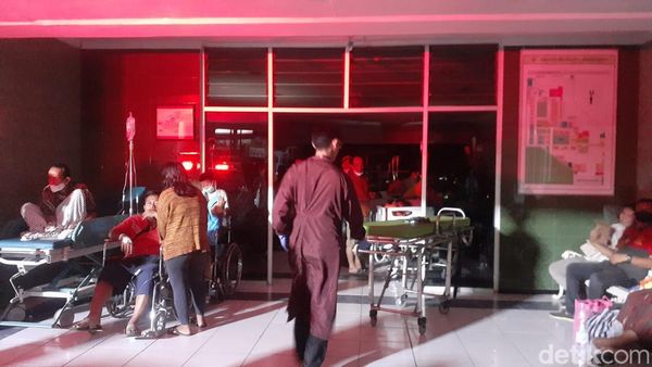 Proses Evakuasi Pasien RS Dekat TKP Kebakaran Pabrik Pupuk Demak