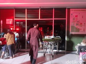 Proses Evakuasi Pasien RS Dekat TKP Kebakaran Pabrik Pupuk Demak