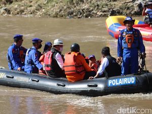 43 Jembatan di Garut Hancur Diterjang Banjir Bandang 43 Jembatan di Garut Hancur Diterjang Banjir Bandang