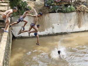 Hap! Bocah-bocah Itu Melompat ke Sungai di Kramat Jati, Jaktim