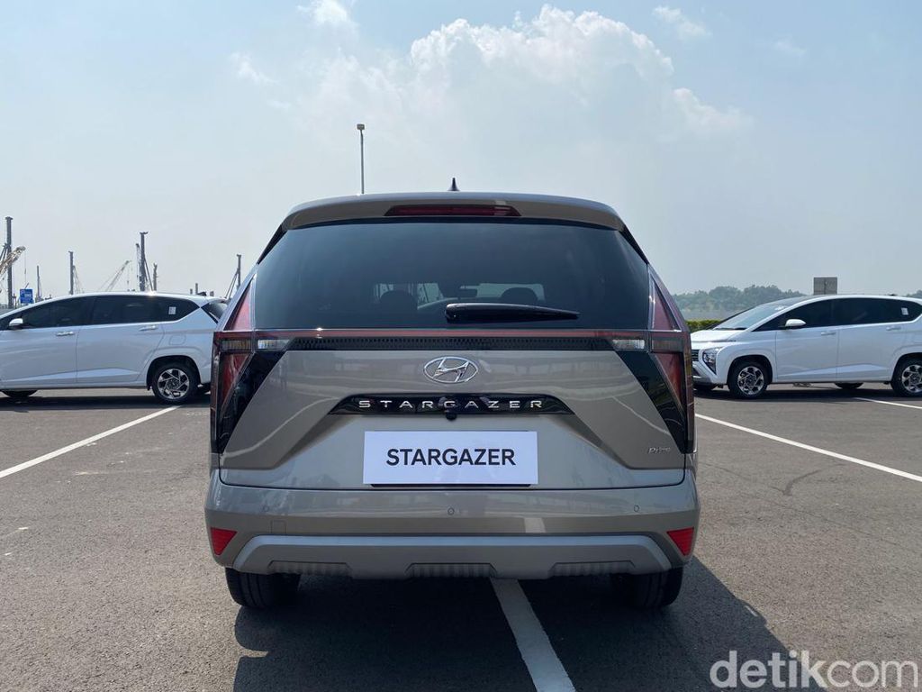 Mengapa Hyundai Stargazer Tak Pakai Pintu Geser?