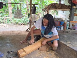 Keterbatasan Fisik Tak Jadi Halangan, Pengrajin Ini Tetap Tekun Berkarya