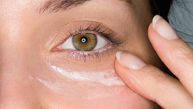 Ilustrasi pemakaian eye cream untuk mengurangi mata panda/Foto: istockphoto.com/Image Source