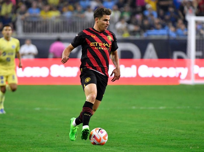 HOUSTON, TEXAS - JULY 20: Julian Alvarez of Manchester City runs with the ball during the Pre-Season friendly match between Manchester City and Club America at NRG Stadium on July 20, 2022 in Houston, Texas. (Photo by Logan Riely/Getty Images)