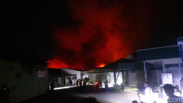 Penampakan Kobaran Api di Pabrik Mranggen Demak