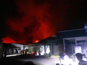 Penampakan Kobaran Api di Pabrik Mranggen Demak