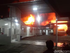 Kebakaran di Bekas Pabrik Pupuk Demak: Terdengar Ledakan-Hujan Pasir
