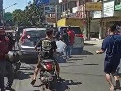 Geger Mobil Tabrak Belasan Kendaraan di Bandung