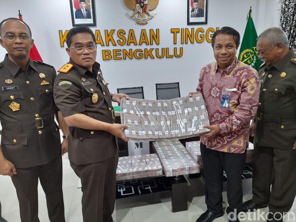 Kejati Bengkulu Sita Rp 13 M dari 4 Tersangka Korupsi Replanting Sawit Kejati Bengkulu Sita Rp 13 M dari 4 Tersangka Korupsi Replanting Sawit