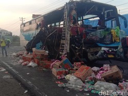 Tabrak Truk Sembako di Jalinsum Asahan, Bus PMH Hancur-Barang Berserakan