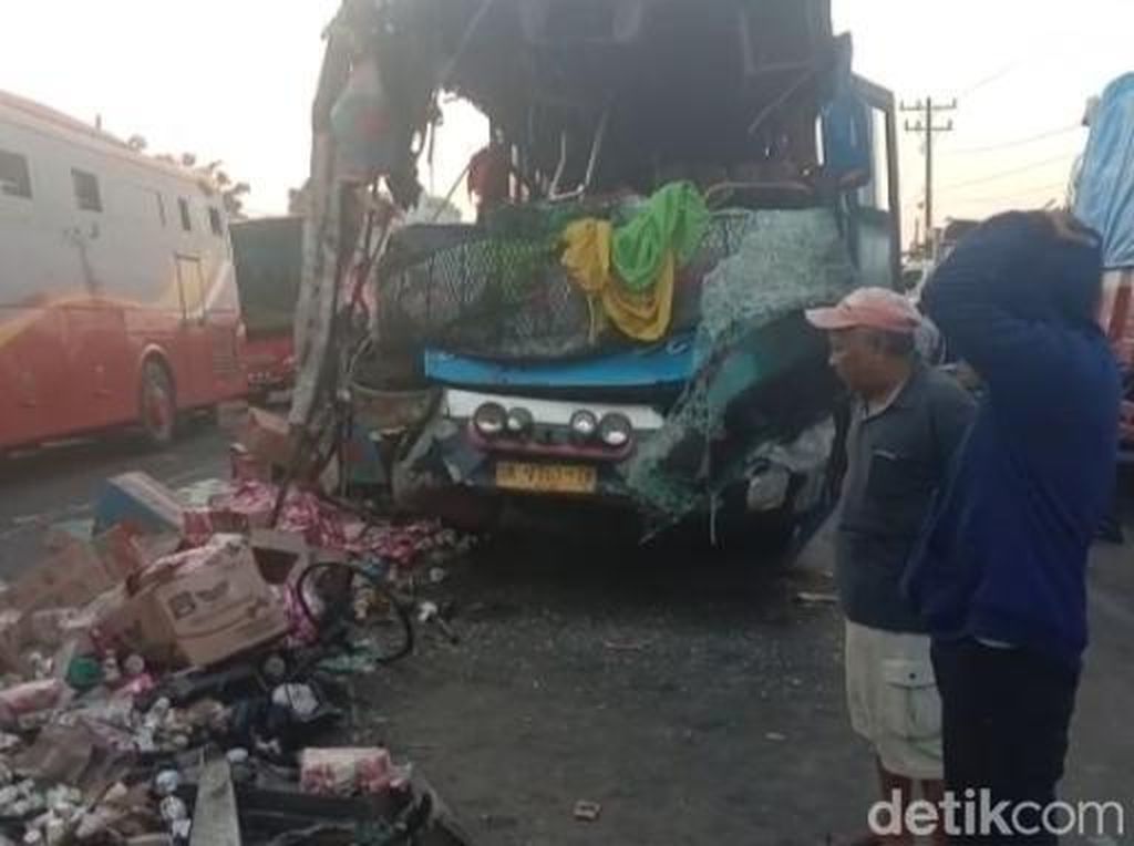 Tabrakan Maut Bus PMH Vs Truk di Jalinsum Asahan, Sopir Bus Tewas