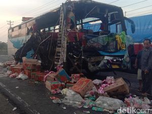 Tabrakan dengan Truk di Jalinsum Sumut, Bus PMH Hancur Berantakan! Tabrakan dengan Truk di Jalinsum Sumut, Bus PMH Hancur Berantakan!