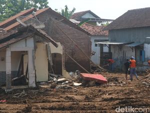 Warga Korban Banjir Bandang Pati Menanti Bantuan Bangun Rumah
