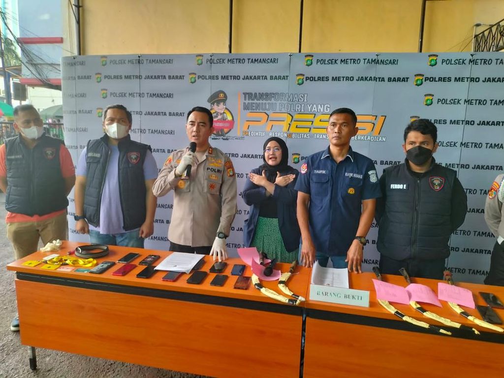 Polisi Tangkap 22 Orang Terkait Tawuran Tewaskan Pelajar di Jakbar Polisi Tangkap 22 Orang Terkait Tawuran Tewaskan Pelajar di Jakbar