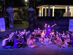 18 Koreografer Belajar Tari-Pentas Bersama Maestro Kecak I Ketut Rina