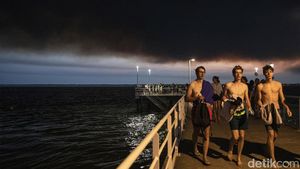 Ngeri, Langit Biru di Prancis Jadi Hitam Pekat Akibat Kebakaran