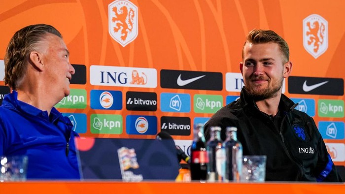 ZEIST, NETHERLANDS - JUNE 13: coach Louis van Gaal of the Netherlands and Matthijs de Ligt of the Netherlands during a Press Conference of the Netherlands Mens Football Team at the KNVB Campus on June 13, 2022 in Zeist, Netherlands (Photo by Rene Nijhuis/BSR Agency/Getty Images)
