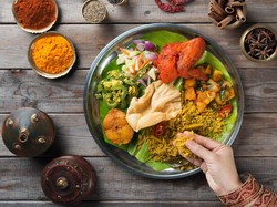 Makan Pakai Tangan di Restoran, Pria Ini Ditonton dengan Tatapan Menjijikkan