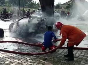 Minibus Terbakar di Jalan Lintas Sumatera Lampung Minibus Terbakar di Jalan Lintas Sumatera Lampung