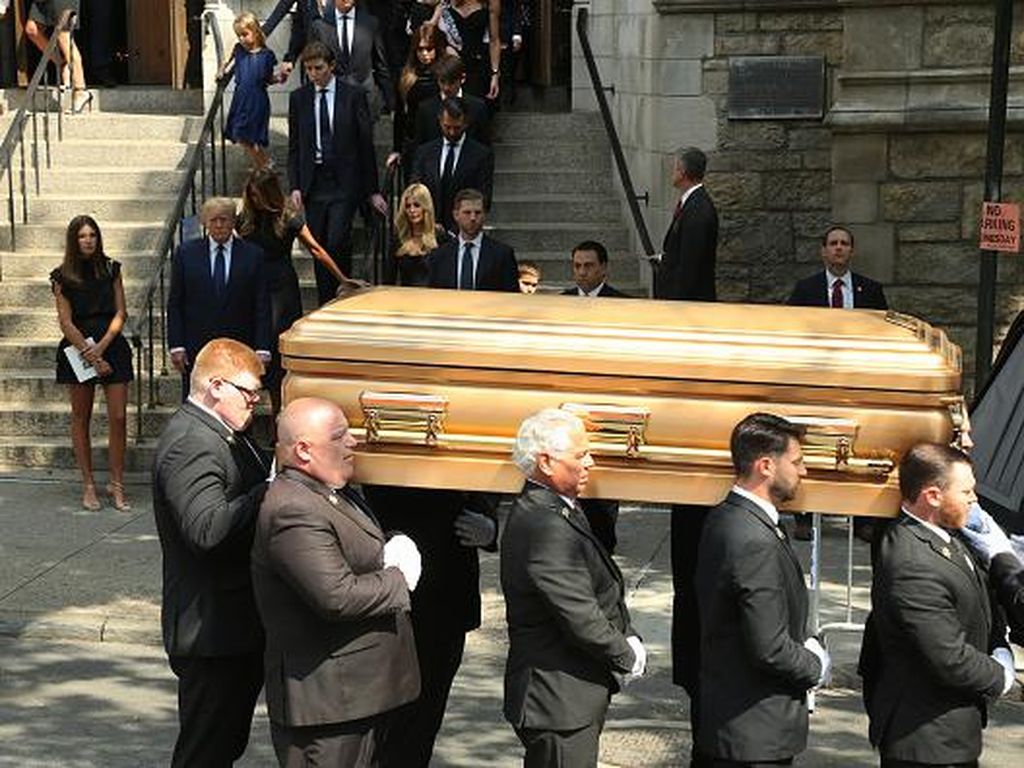 Foto-foto Donald Trump Saat Hadiri Pemakaman Ivana Trump