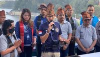 Momen Sandiaga Uno Sambangi Desa Tigarihit di Pinggiran Danau Toba